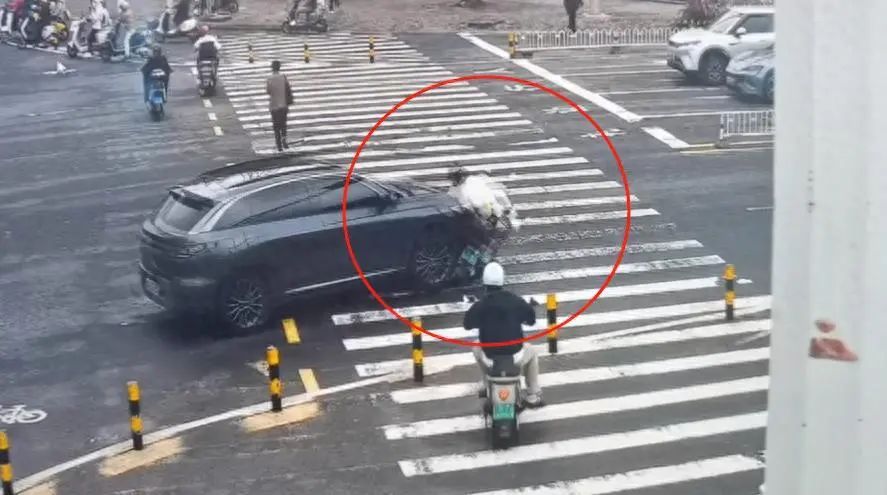 事发海口!轿车与电动自行车碰撞,事故致1人不幸身亡 事发海口!轿车与电动自行车碰撞,事故致1人不幸身亡