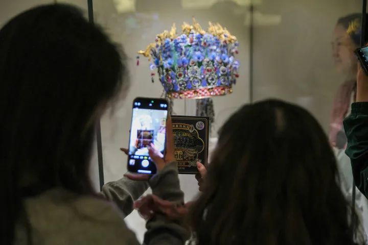 爆卖100万+!巴掌大的冰箱贴凭啥登顶热搜? 爆卖100万+!巴掌大的冰箱贴凭啥登顶热搜?