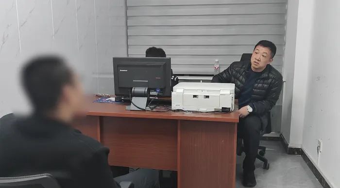 逃犯刘某在济南落网！“接头”受害女子轨迹被掌握，警方现场清点出32.5万元现金