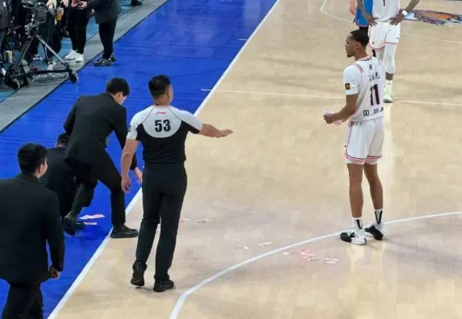 CBA官方通报球迷向场地撒钱