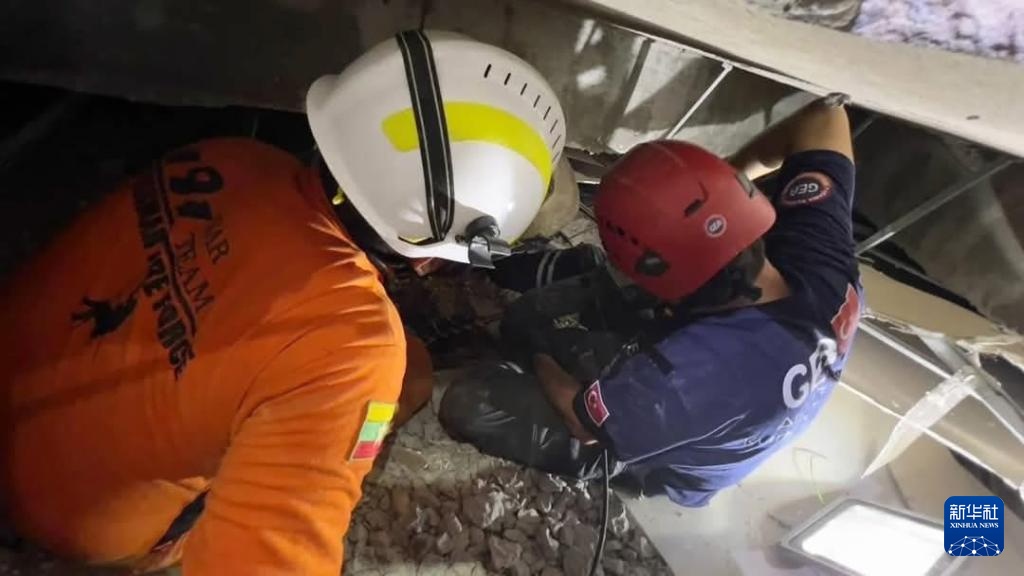 缅甸内比都被困5日男子获救 缅甸内比都被困5日男子获救