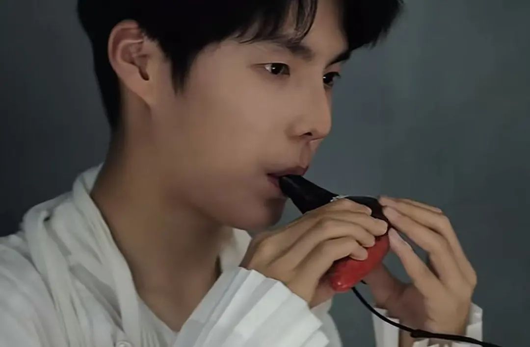 孤独症男生因“颜值”走红,被质疑要直播带货?妈妈回应...... 孤独症男生因“颜值”走红,被质疑要直播带货?妈妈回应......