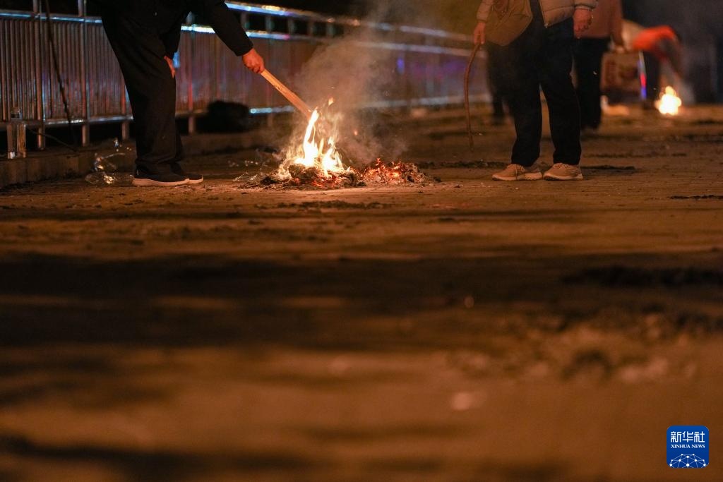 清明祭扫,这样烧纸要不得 清明祭扫,这样烧纸要不得