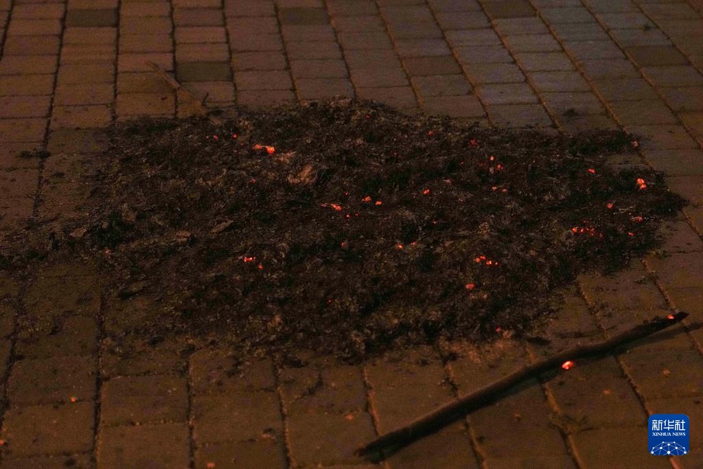 清明祭扫,这样烧纸要不得 清明祭扫,这样烧纸要不得