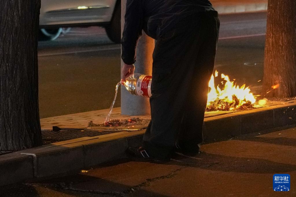 清明祭扫,这样烧纸要不得 清明祭扫,这样烧纸要不得