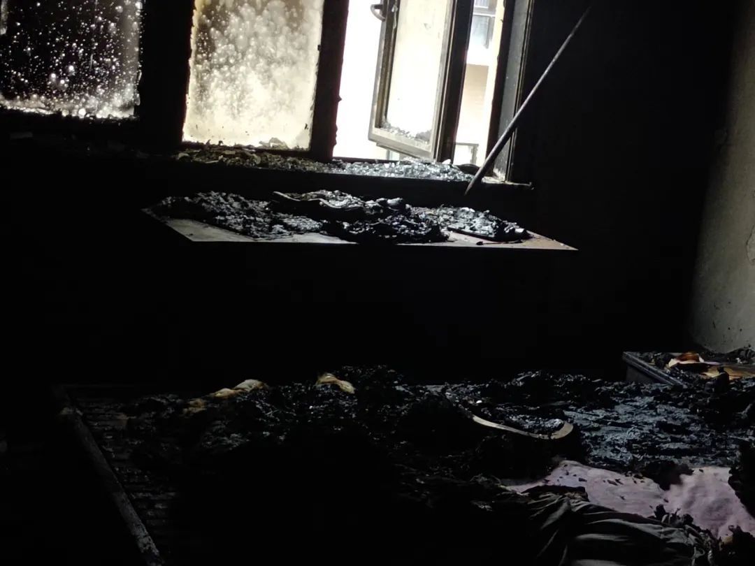 危急时刻,海宁这名00后警察冲进浓烟滚滚的房间…… 危急时刻,海宁这名00后警察冲进浓烟滚滚的房间……