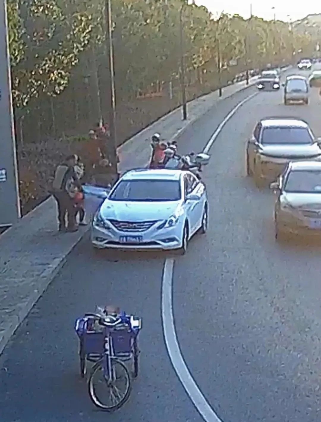 电影都不敢这么拍！杭州一男子停车救人，竟救到自己老婆！