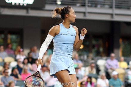 郑钦文2比0完胜萨卡里