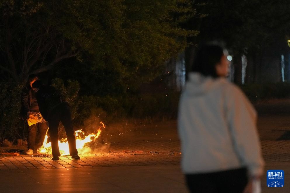 清明祭扫,这样烧纸要不得 清明祭扫,这样烧纸要不得