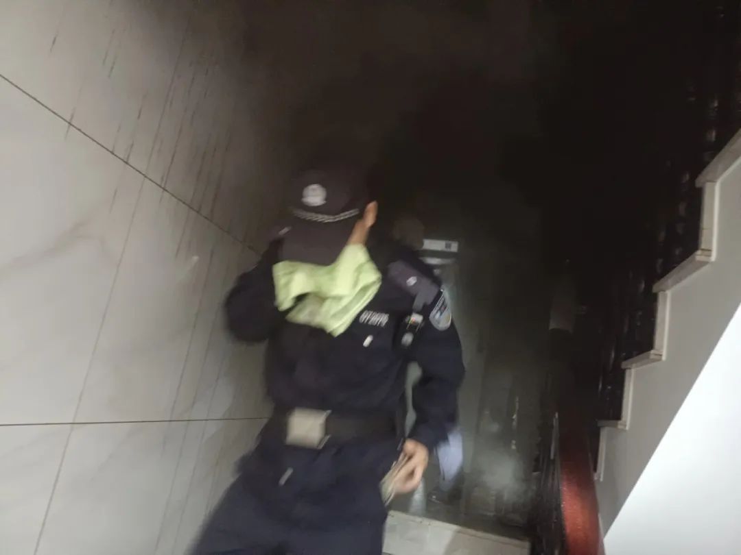 危急时刻,海宁这名00后警察冲进浓烟滚滚的房间…… 危急时刻,海宁这名00后警察冲进浓烟滚滚的房间……