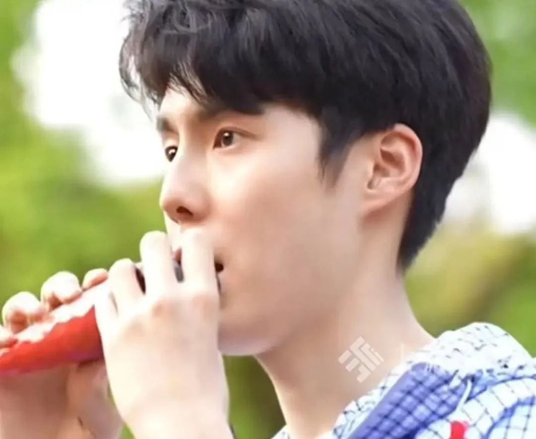 孤独症男生因“颜值”走红,被质疑要直播带货?妈妈回应...... 孤独症男生因“颜值”走红,被质疑要直播带货?妈妈回应......