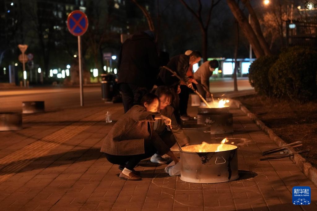 清明祭扫,这样烧纸要不得 清明祭扫,这样烧纸要不得