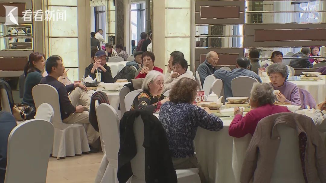 上海老字号"卷"起来了!只需9.9元!阿姨爷叔蜂拥排队:划算! 上海老字号"卷"起来了!只需9.9元!阿姨爷叔蜂拥排队:划算!