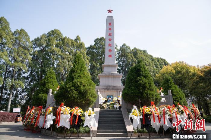 陈祥榕烈士画像前,摆满了鲜花和他爱吃的橘子 陈祥榕烈士画像前,摆满了鲜花和他爱吃的橘子