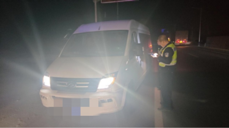 面包车爆改“上下铺”装下2倍人？司机被刑拘