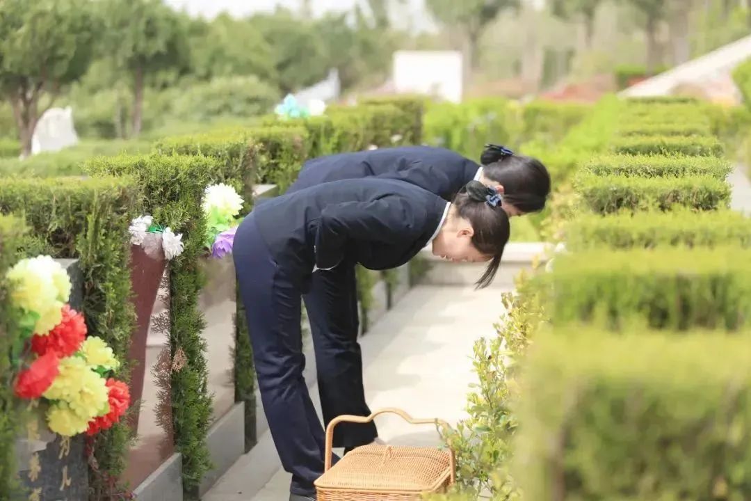 每天鞠躬上百次,月薪4000多元!“00后”女孩当职业扫墓人引热议 每天鞠躬上百次,月薪4000多元!“00后”女孩当职业扫墓人引热议