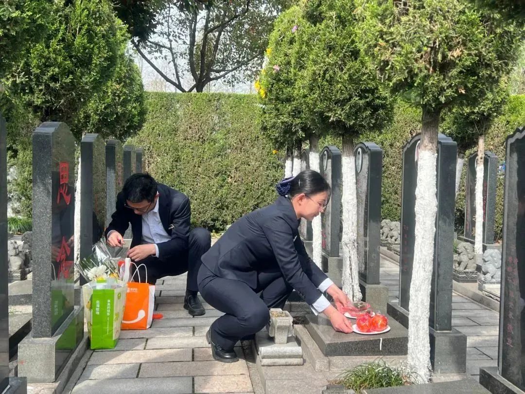 每天鞠躬上百次,月薪4000多元!“00后”女孩当职业扫墓人引热议 每天鞠躬上百次,月薪4000多元!“00后”女孩当职业扫墓人引热议