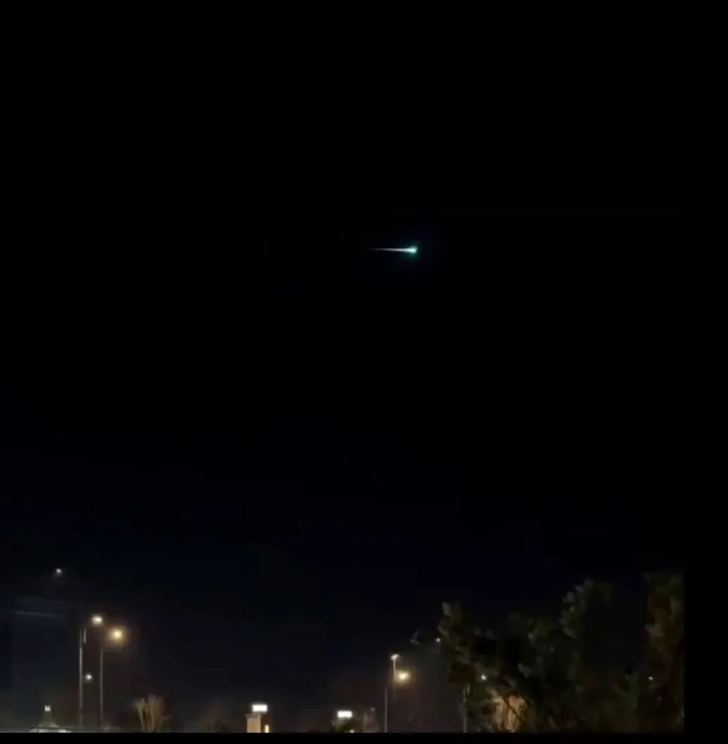 昨夜多地惊现火流星!“瞬间天都亮了” 昨夜多地惊现火流星!“瞬间天都亮了”