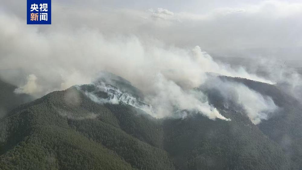 山西沁源平遥交界处发生山火 &nbsp;抢险工作正在进行
