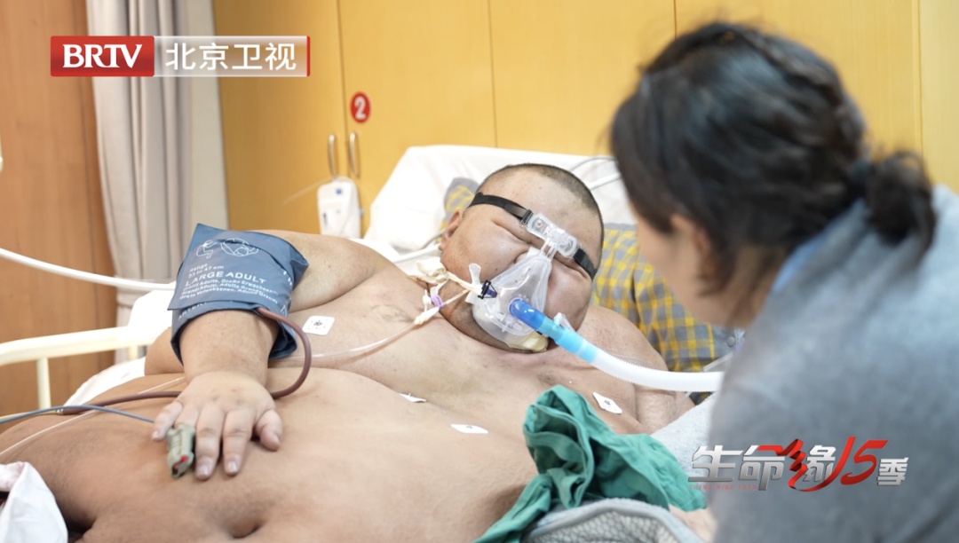 33岁小伙因抑郁暴饮暴食体重涨至718.8斤，一顿能吃25个包子！现减至198公斤