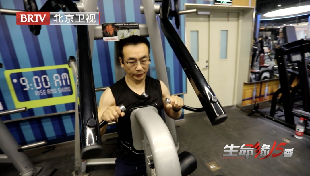 33岁小伙因抑郁暴饮暴食体重涨至718.8斤，一顿能吃25个包子！现减至198公斤