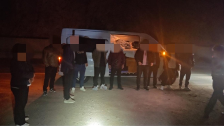 面包车爆改“上下铺”装下2倍人？司机被刑拘