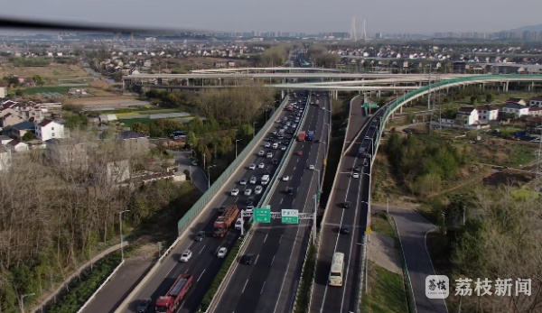 @自驾出行的你 别把辅助驾驶当做分心挡箭牌 @自驾出行的你 别把辅助驾驶当做分心挡箭牌