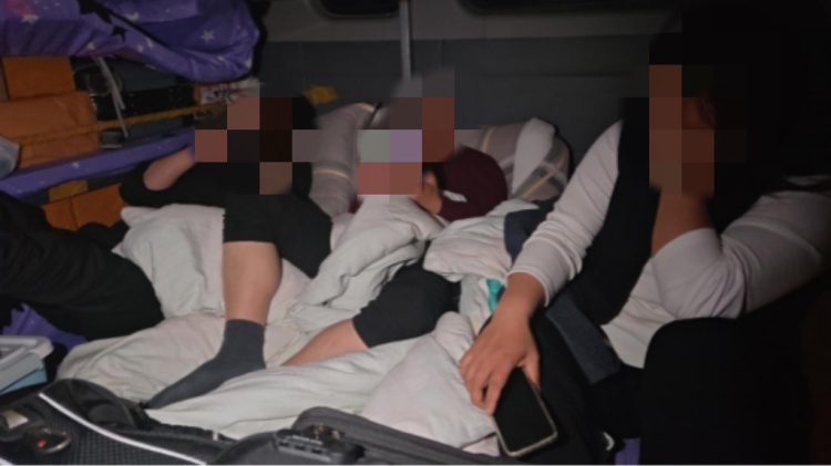 面包车爆改“上下铺”装下2倍人？司机被刑拘