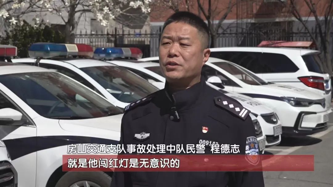 司机凌晨驾车撞灯杆后起火，事故原因令人意外！医生提醒——