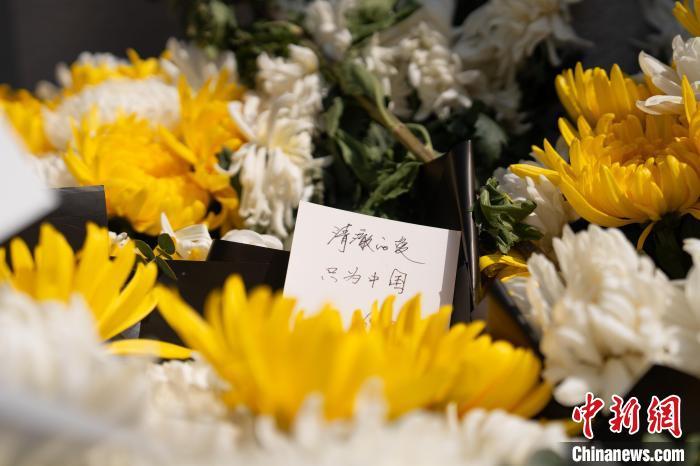 陈祥榕烈士画像前,摆满了鲜花和他爱吃的橘子 陈祥榕烈士画像前,摆满了鲜花和他爱吃的橘子