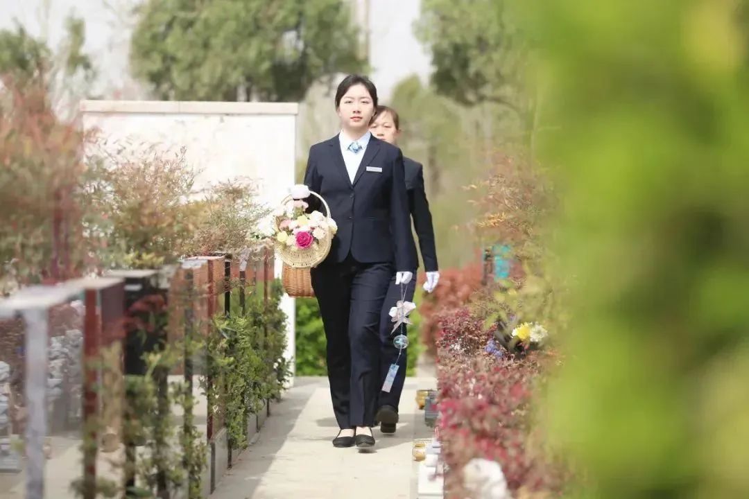 每天鞠躬上百次,月薪4000多元!“00后”女孩当职业扫墓人引热议 每天鞠躬上百次,月薪4000多元!“00后”女孩当职业扫墓人引热议