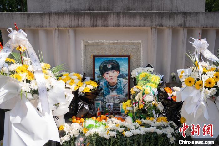 陈祥榕烈士画像前,摆满了鲜花和他爱吃的橘子 陈祥榕烈士画像前,摆满了鲜花和他爱吃的橘子