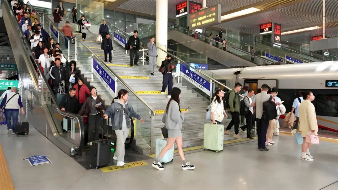 长三角铁路创单日客发量历史新高!今日预计发送旅客300万人次 长三角铁路创单日客发量历史新高!今日预计发送旅客300万人次