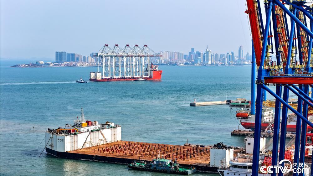 山东青岛：超大型岸桥发往埃及