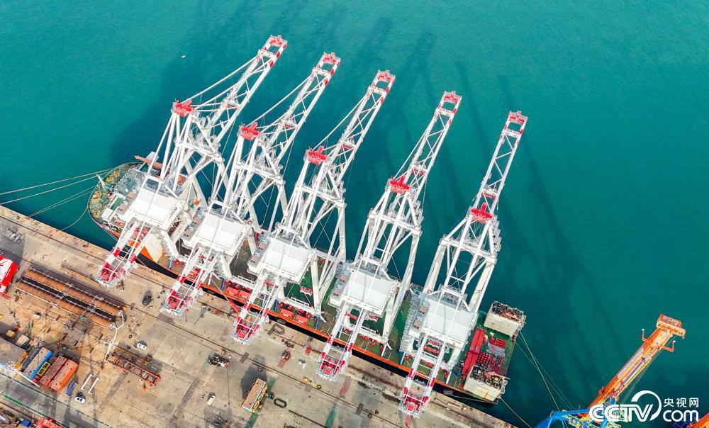 山东青岛：超大型岸桥发往埃及