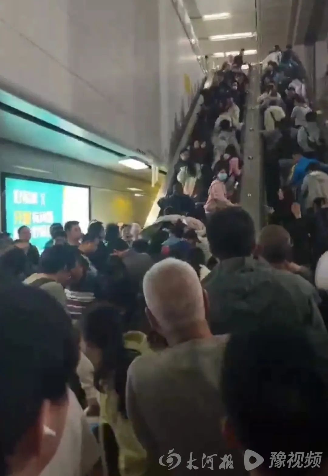 深圳地铁站发生踩踏事故?官方通报:实为乘客行李掉落导致客流拥堵,已恢复正常 深圳地铁站发生踩踏事故?官方通报:实为乘客行李掉落导致客流拥堵,已恢复正常