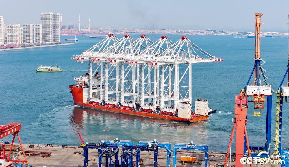 山东青岛：超大型岸桥发往埃及