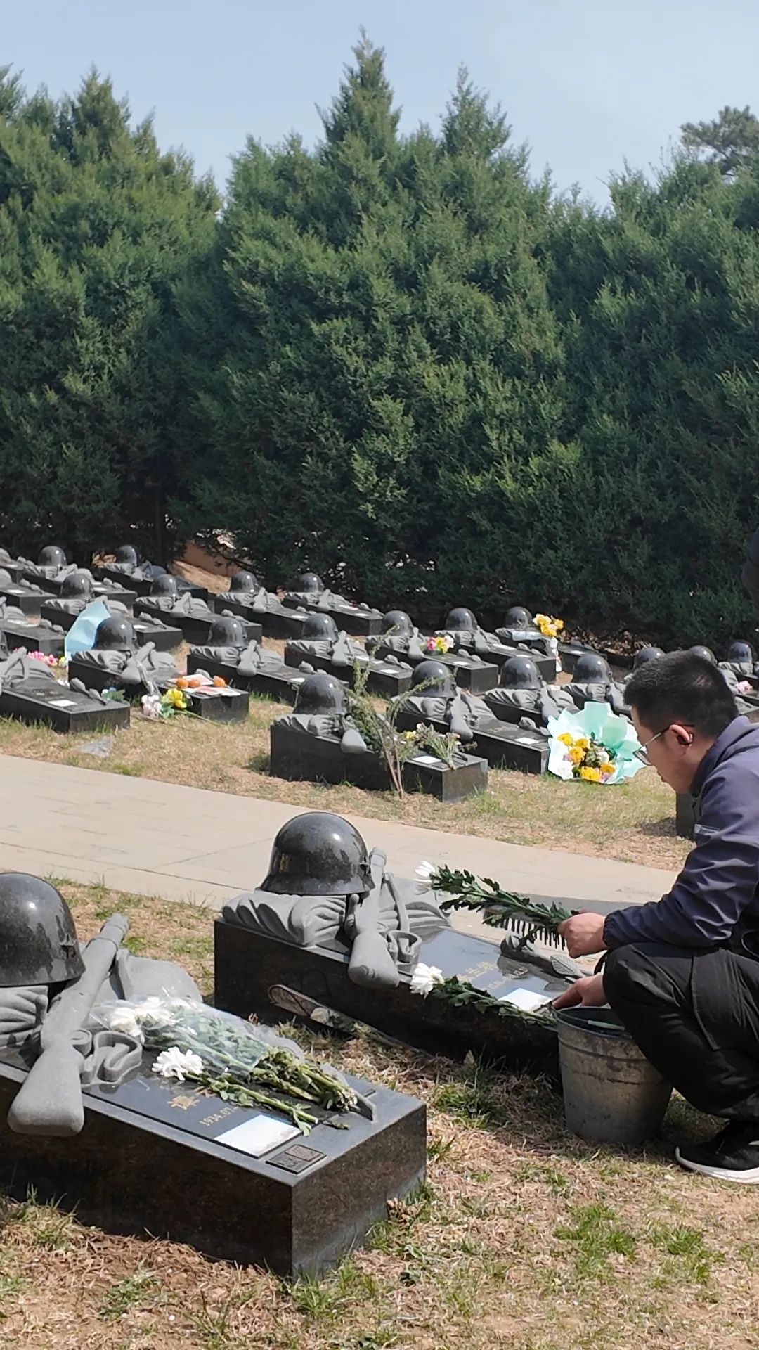 “妈妈,为什么给烈士爷爷送坚果?”母亲的答案令人泪目…… “妈妈,为什么给烈士爷爷送坚果?”母亲的答案令人泪目……