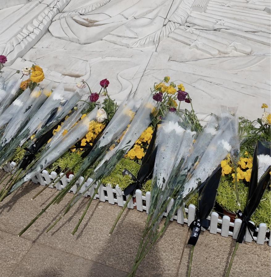 “妈妈,为什么给烈士爷爷送坚果?”母亲的答案令人泪目…… “妈妈,为什么给烈士爷爷送坚果?”母亲的答案令人泪目……