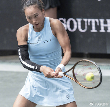 郑钦文吃止疼片坚持完赛 郑钦文吃止疼片坚持完赛