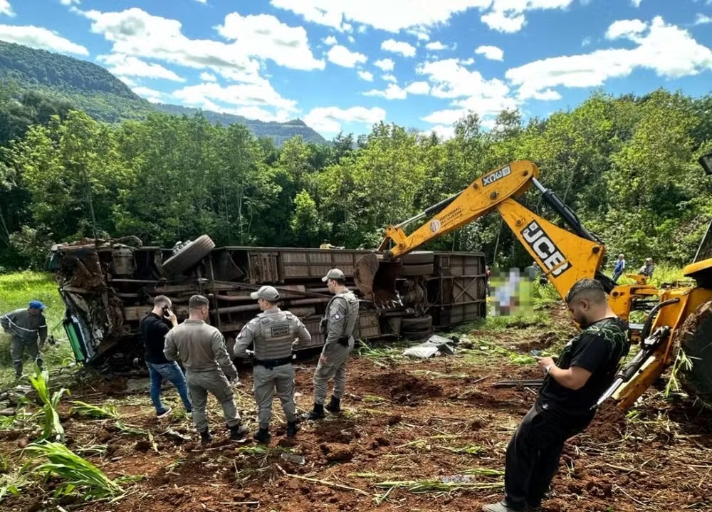 巴西一巴士翻车坠入山沟,致7死20余伤! 巴西一巴士翻车坠入山沟,致7死20余伤!