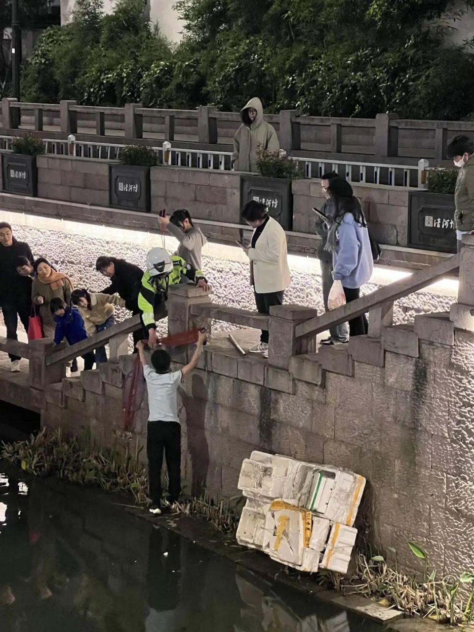 杭州一小孩哥自制泡沫船下河划水，吓坏岸边游客，交警抛绳“捞”人