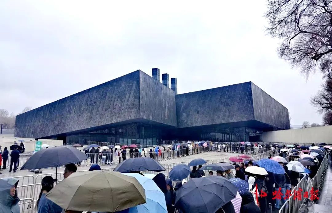 参观群众冒雨撑伞排队！3万人次清明节走进七三一陈列馆追忆历史
