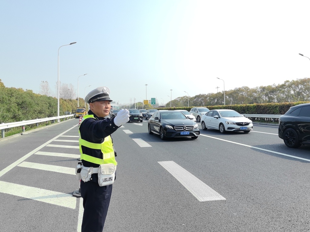 返沪高峰已至，G40长江大桥车流高峰预计持续至明日凌晨