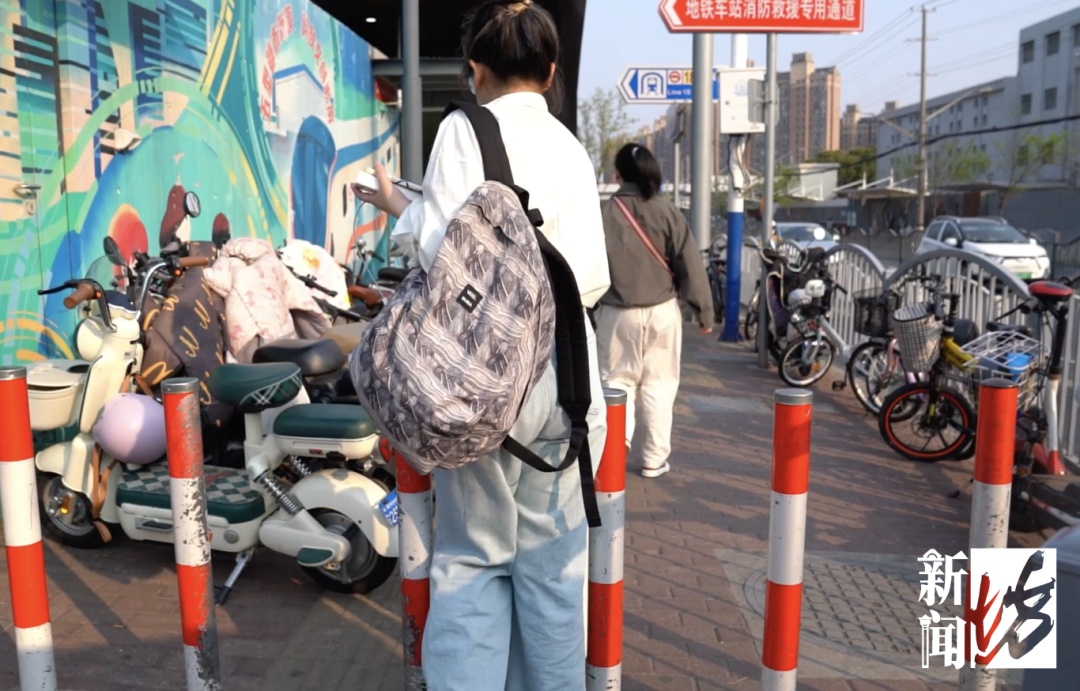 进地铁口像练功！上海市民吐槽：谁来都得扭两下