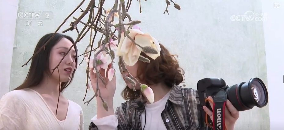 手机、相机、无人机等摄影器材销量攀升 假日“约拍经济”持续升温