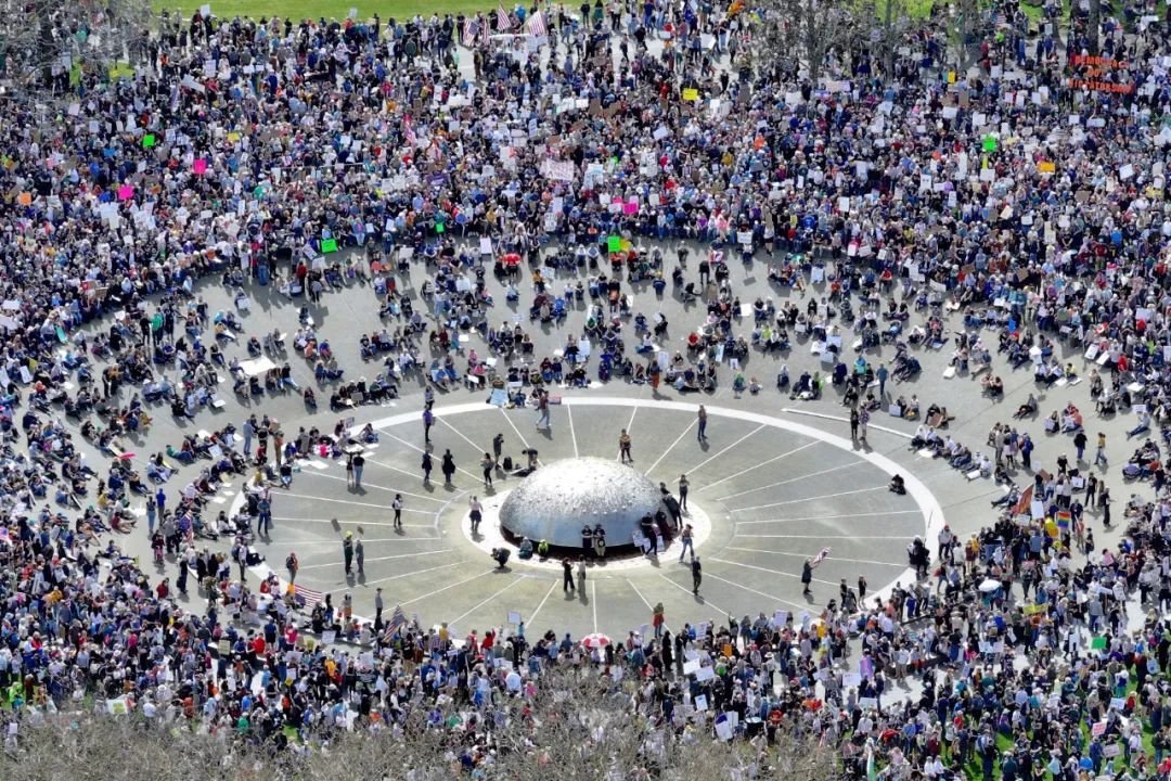 美国爆发大规模反特朗普示威！超50万人参加1200场抗议活动