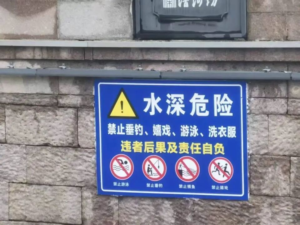 杭州一小孩哥自制泡沫船下河划水，吓坏岸边游客，交警抛绳“捞”人