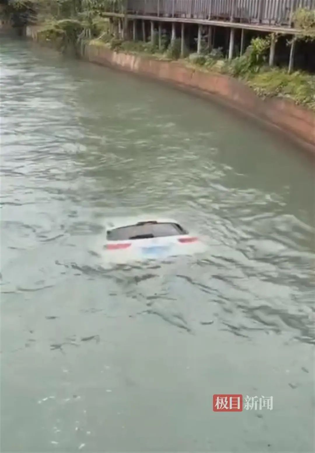 画面揪心!一车辆坠河被水流裹挟冲走,1人不幸遇难!这个黄金时间必须知道 画面揪心!一车辆坠河被水流裹挟冲走,1人不幸遇难!这个黄金时间必须知道