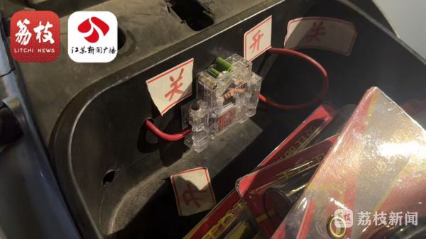 街头惊现电瓶车“嫁接”共享充电宝 神秘经营者是谁？